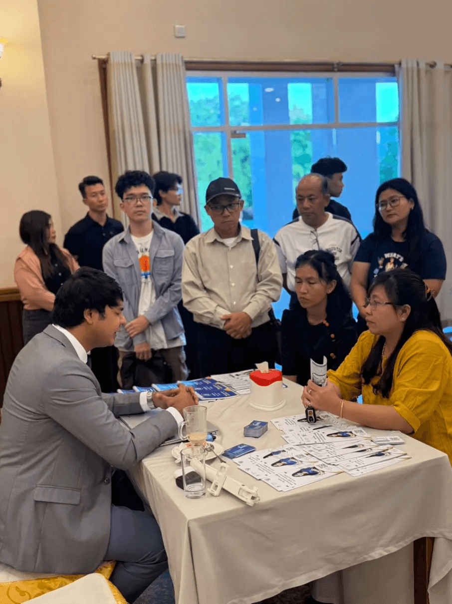 Students at an MM Scholarship information session